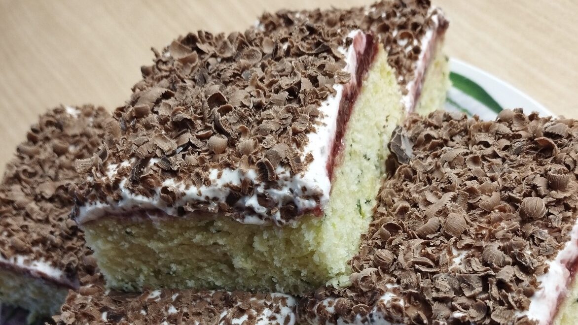 Cuketová buchta s višňovou marmeládou a Ledovými kaštany