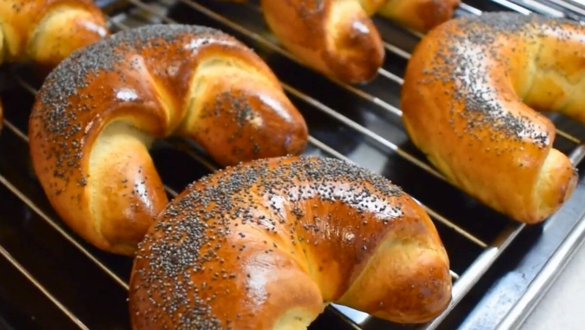 Nedělní ráno a vůně makových loupáků z trouby